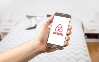 What Makes an Airbnb Host Look Trustworthy?