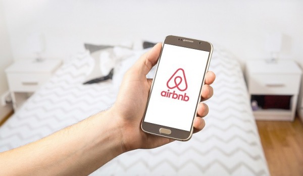 What Makes an Airbnb Host Look Trustworthy?